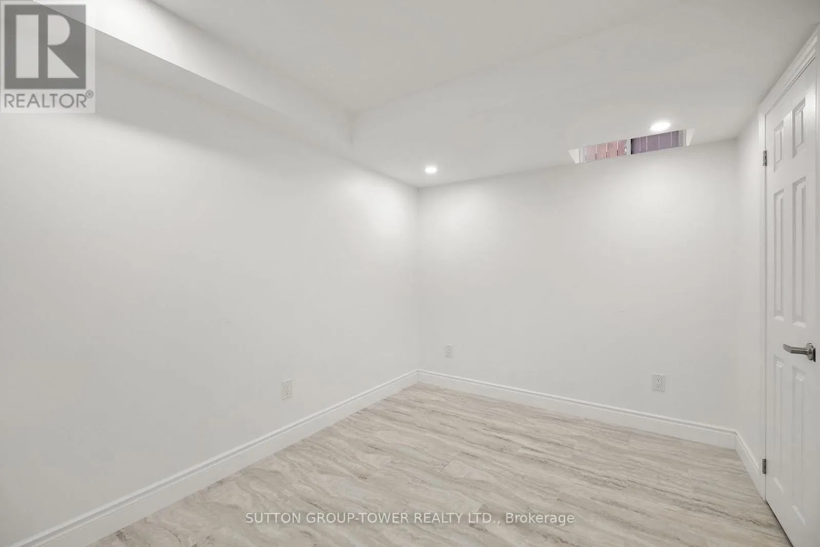 14 ROSSWELL DRIVE