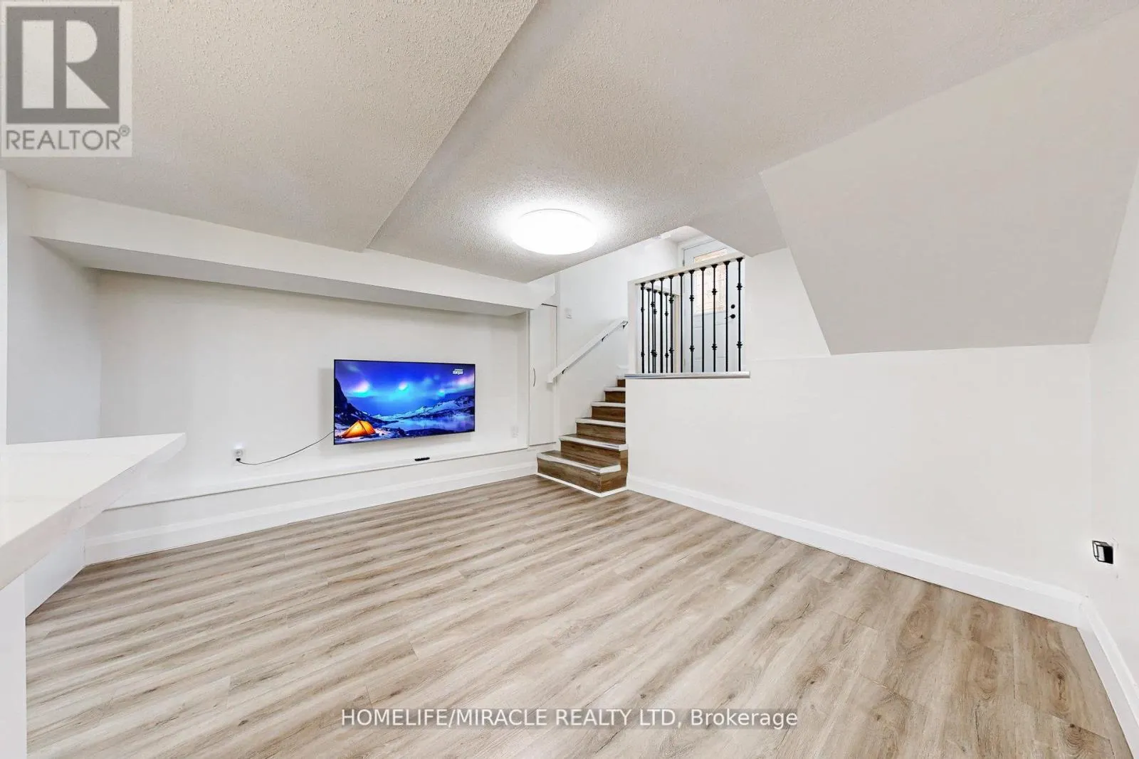 590 JONES AVENUE W