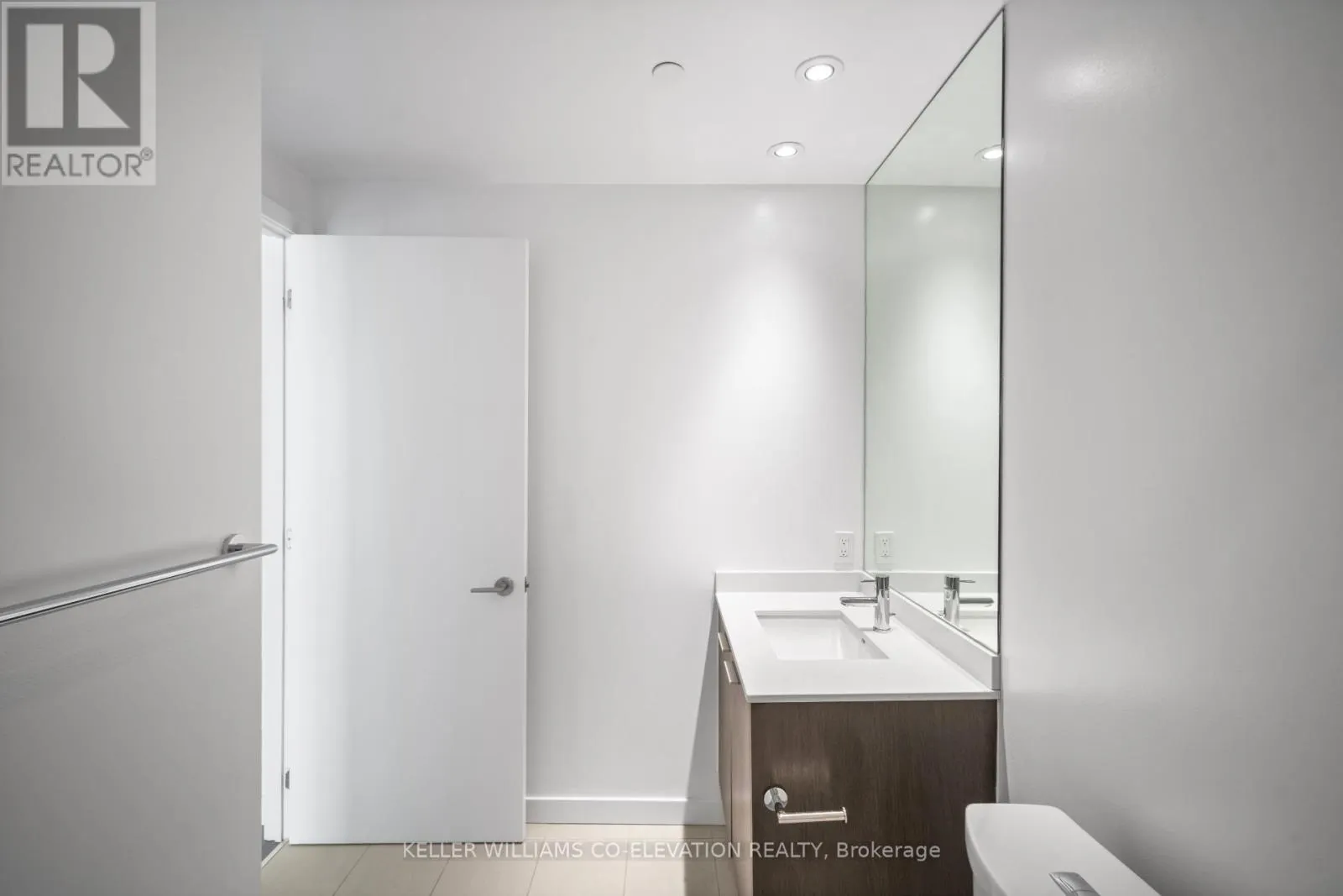 303 - 1075 QUEEN STREET E