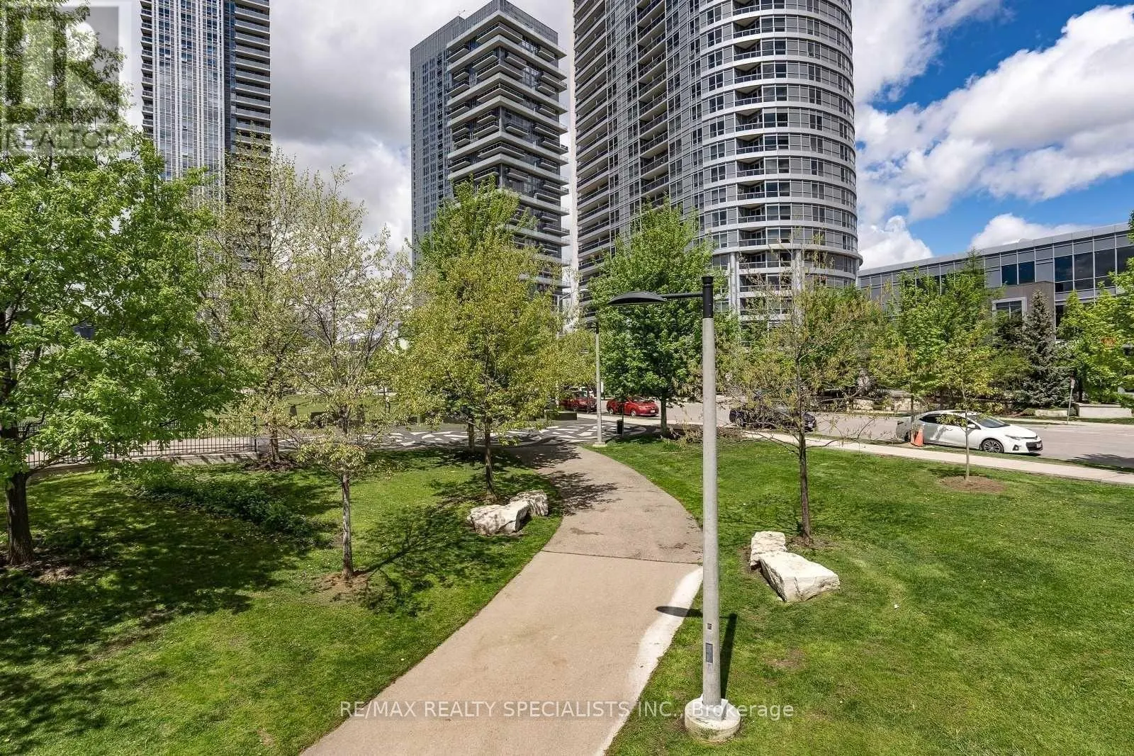 2710 - 151 VILLAGE GREEN SQUARE