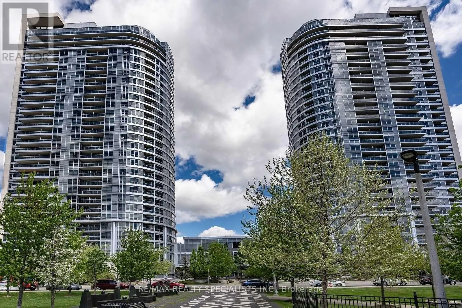 2710 - 151 VILLAGE GREEN SQUARE