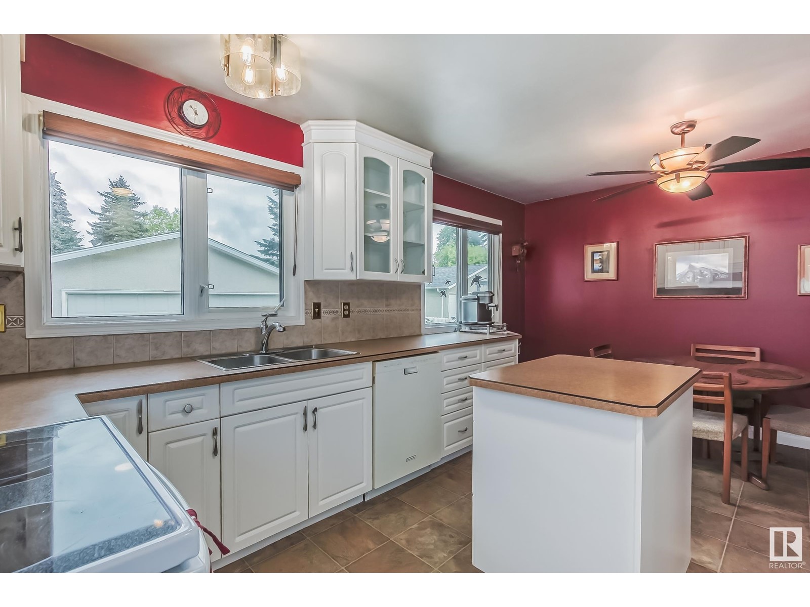 1016 MOYER DR