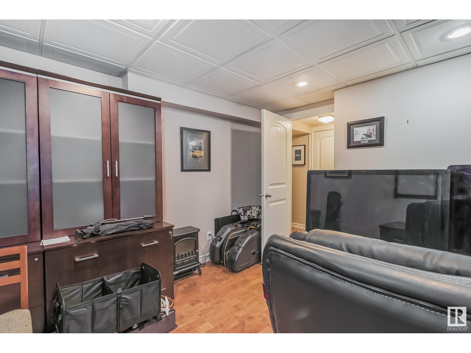 1016 MOYER DR