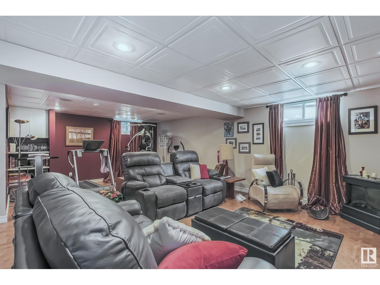 1016 MOYER DR