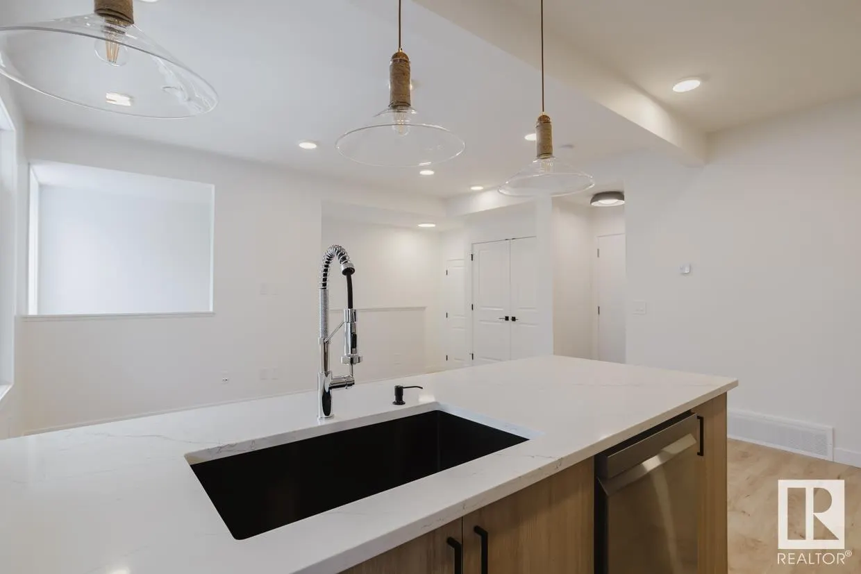 #17 16231 19 AV SW