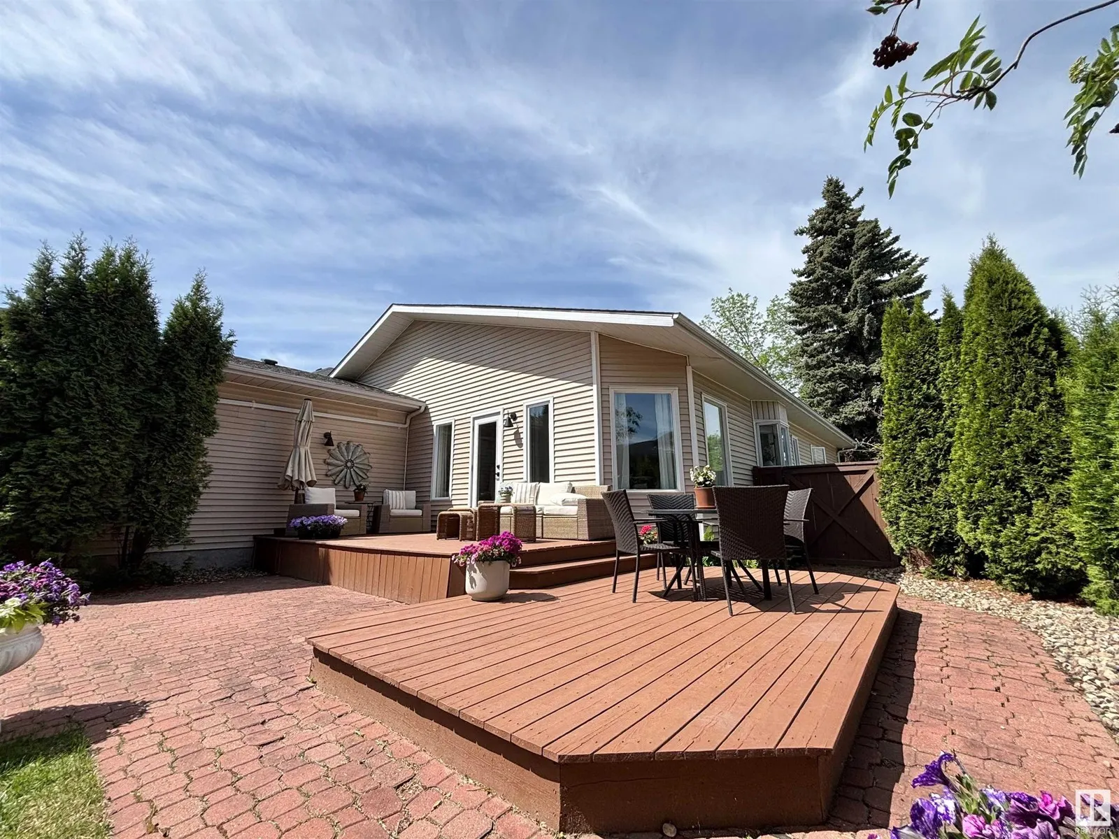 261 HEAGLE CR NW