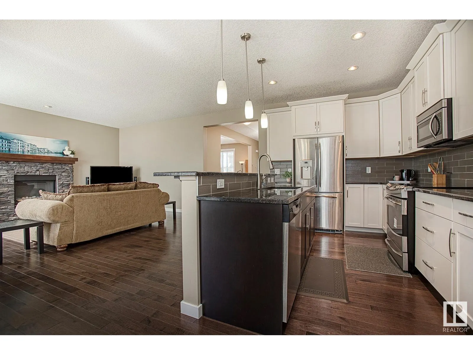 711 DECOTEAU WY NW