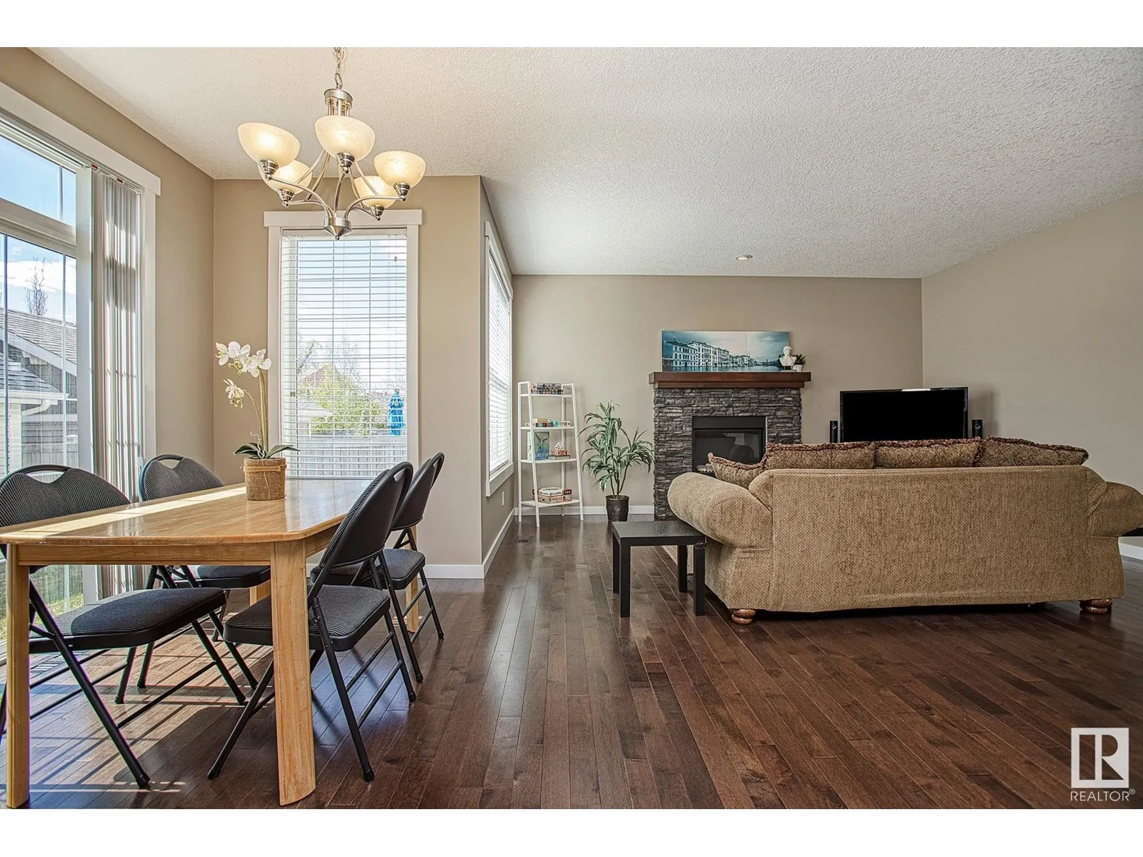 711 DECOTEAU WY NW