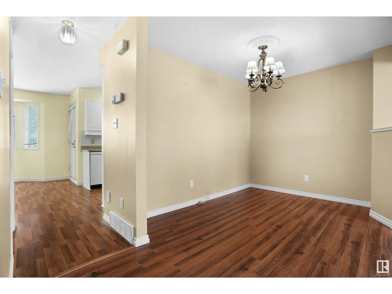 9761 176 ST NW