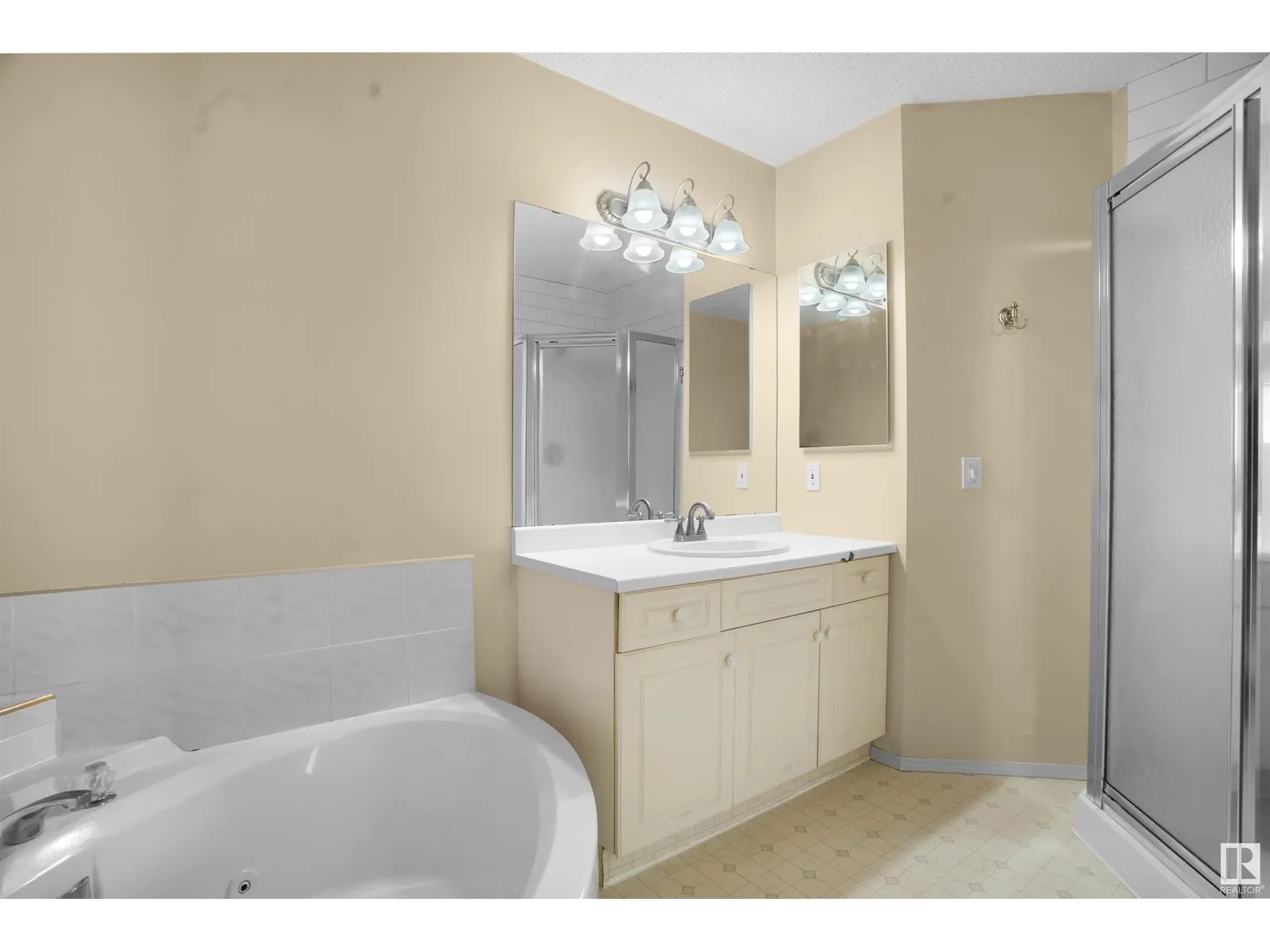 9761 176 ST NW