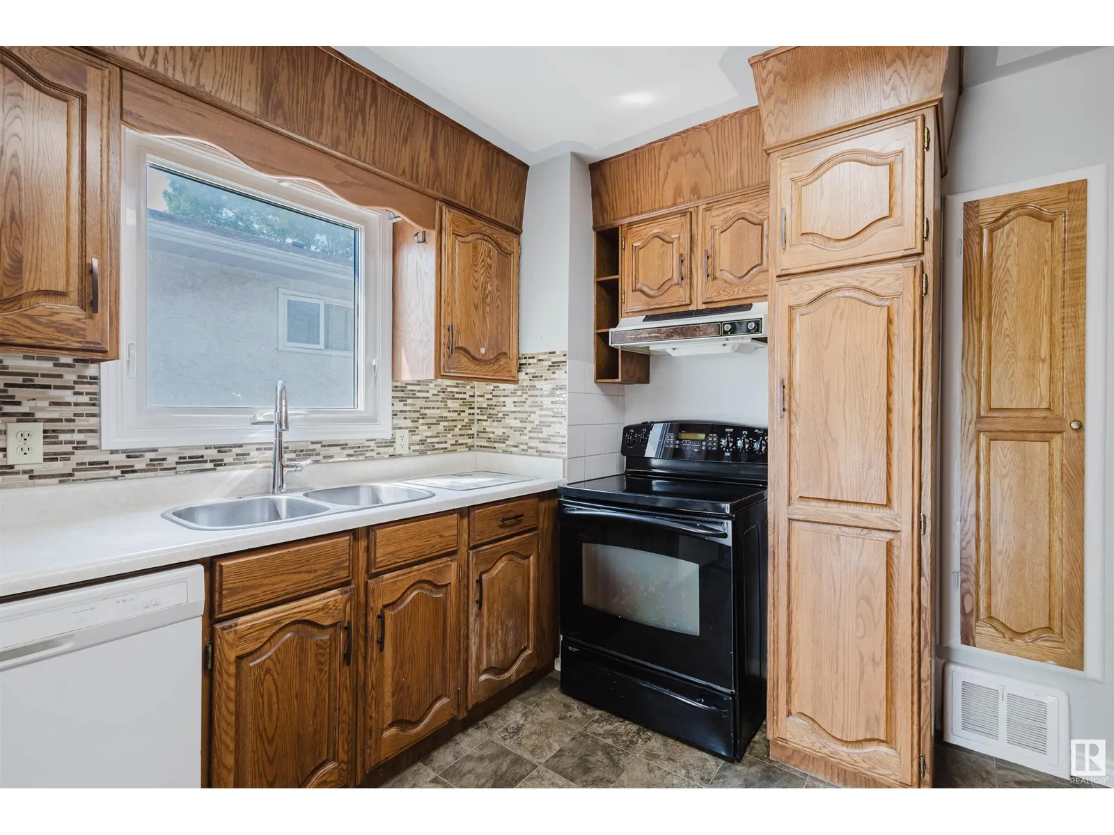 9731 162 ST NW