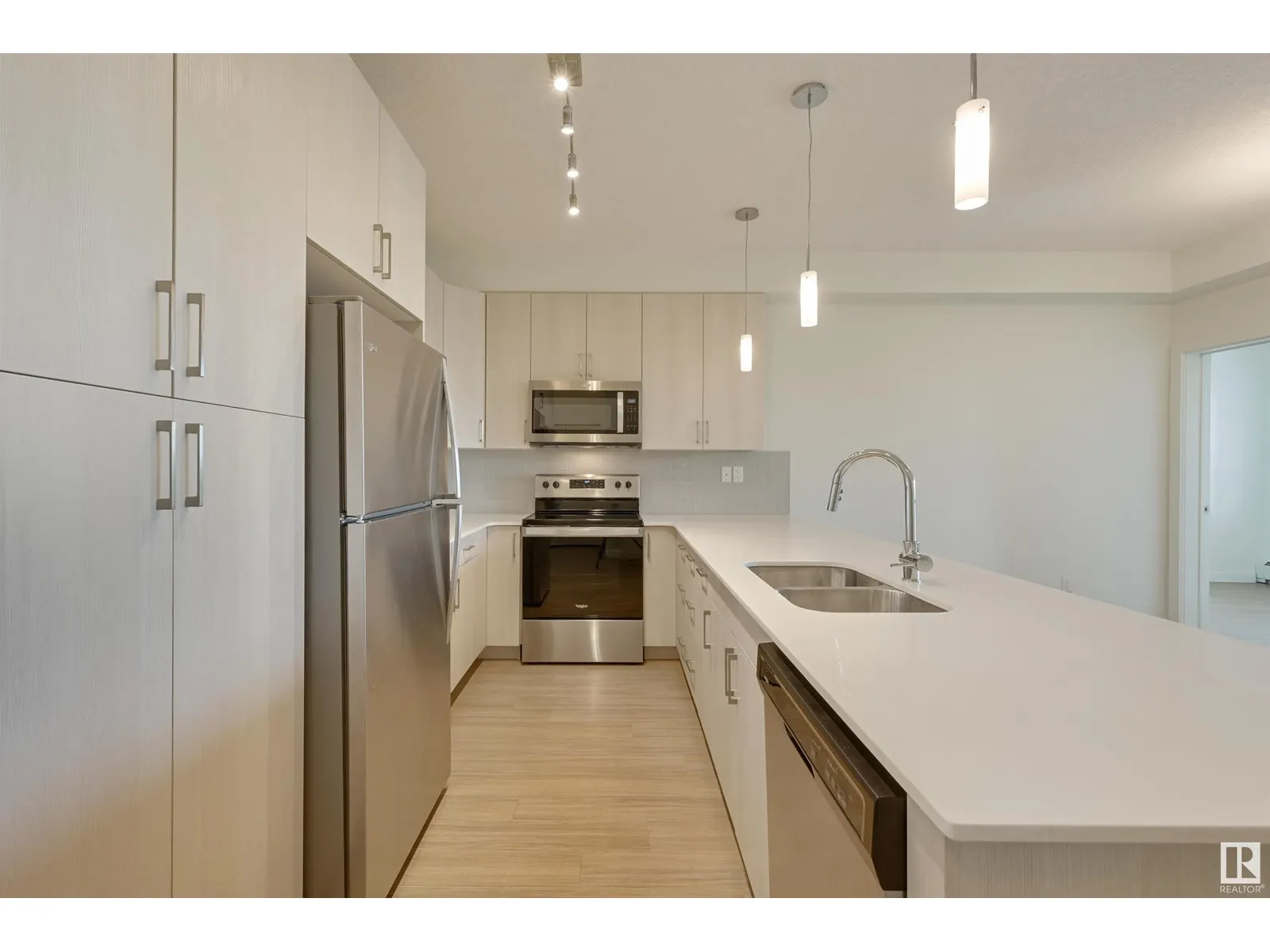 #308 17 COLUMBIA AV