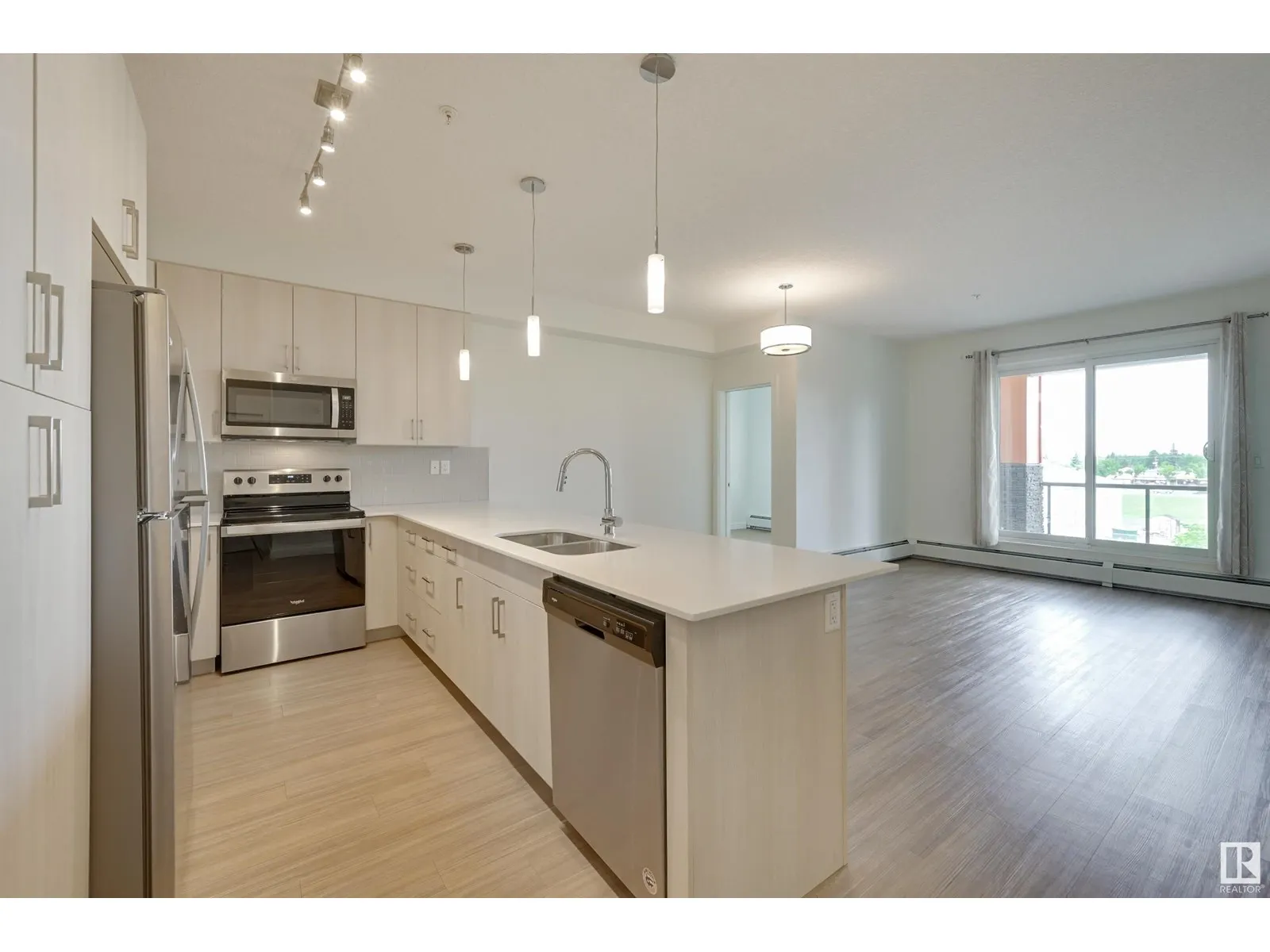 #308 17 COLUMBIA AV