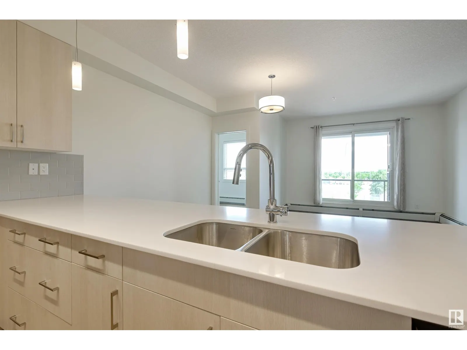 #308 17 COLUMBIA AV