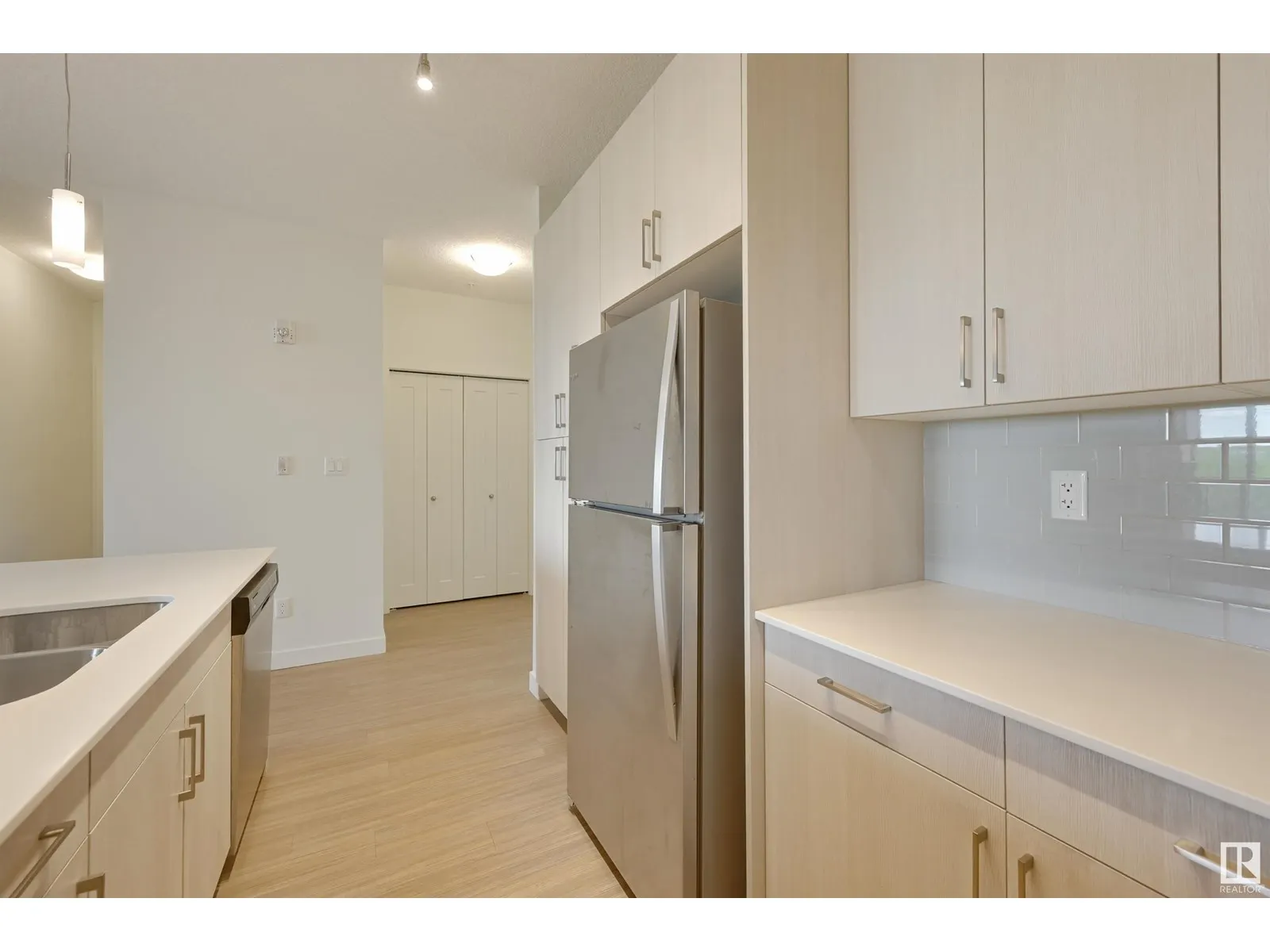 #308 17 COLUMBIA AV