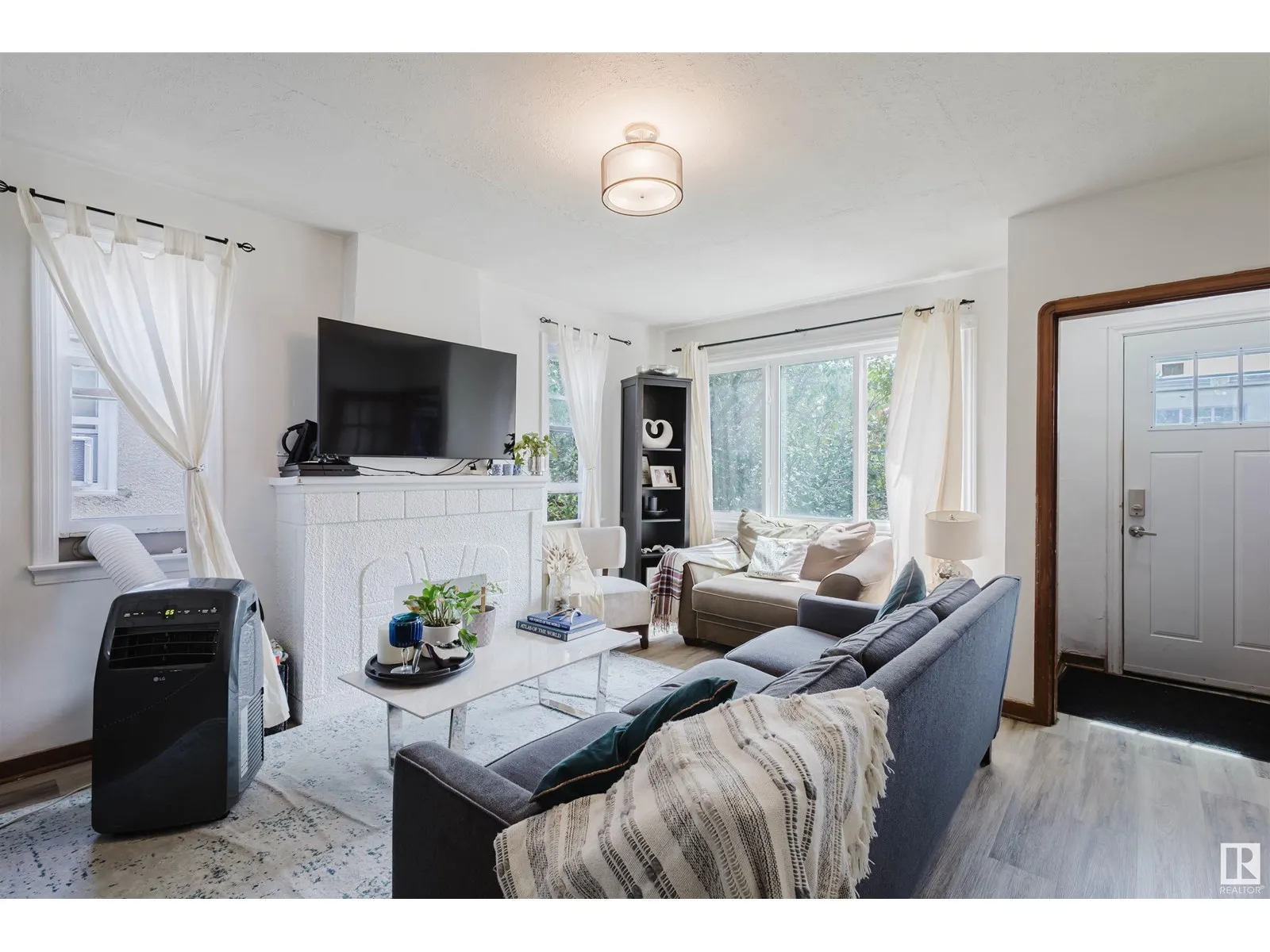 10112 86 AV NW