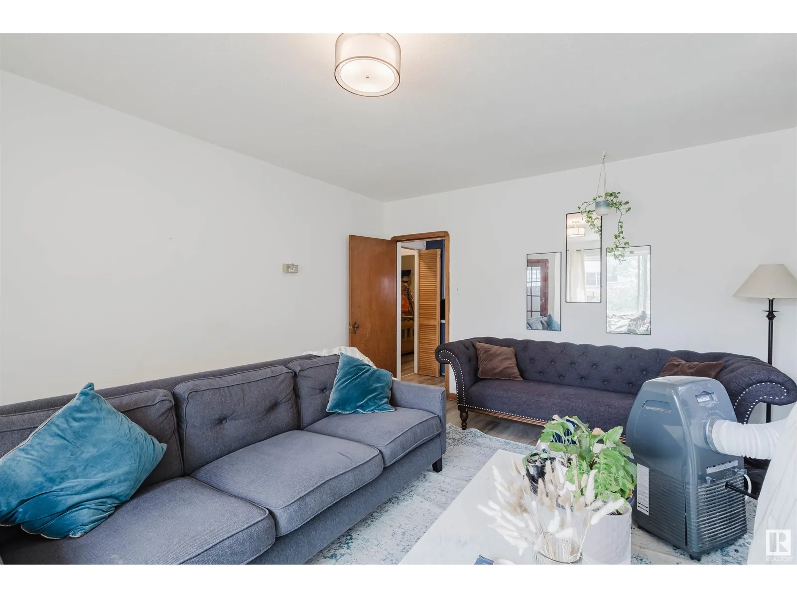 10112 86 AV NW
