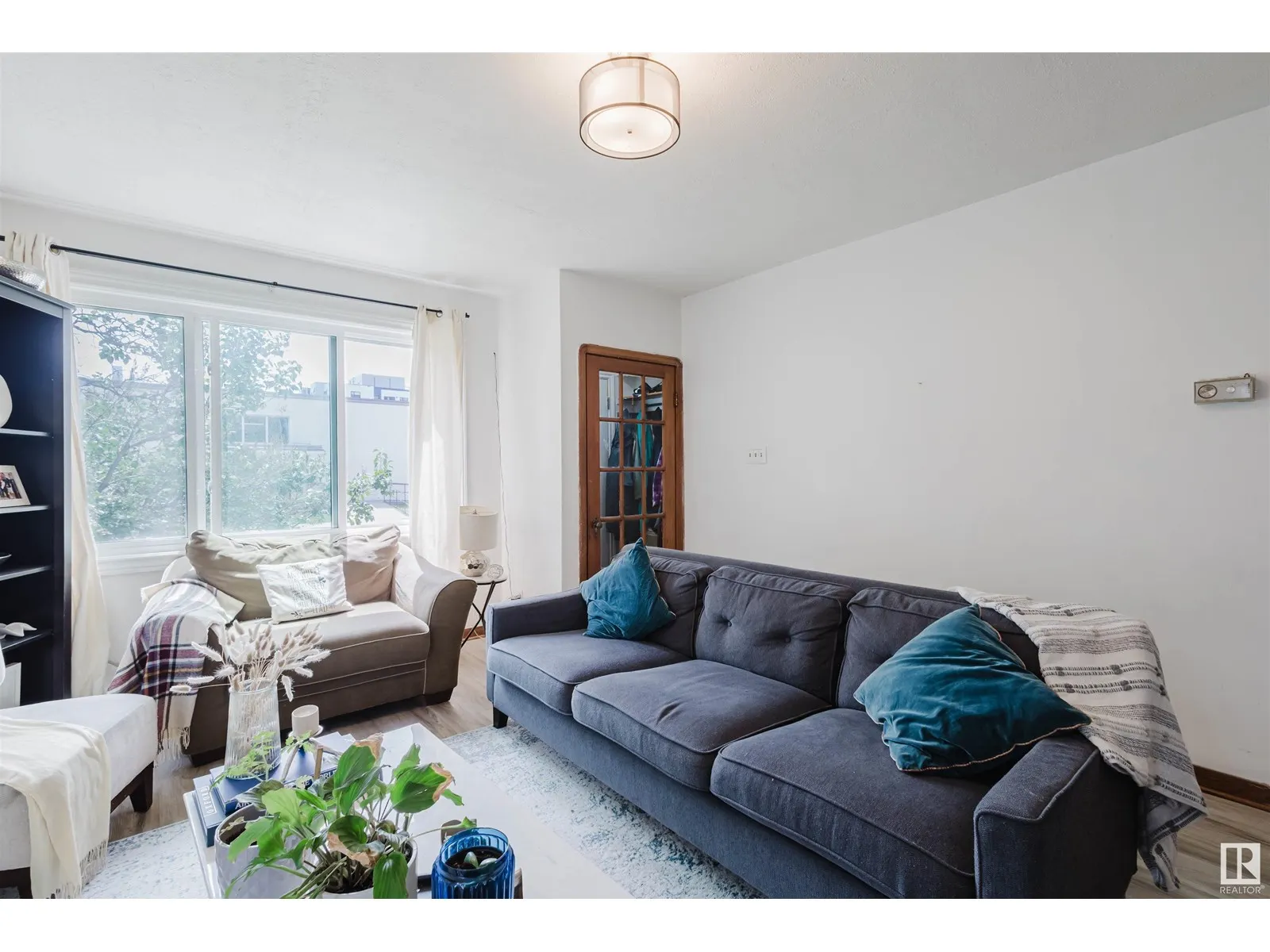 10112 86 AV NW