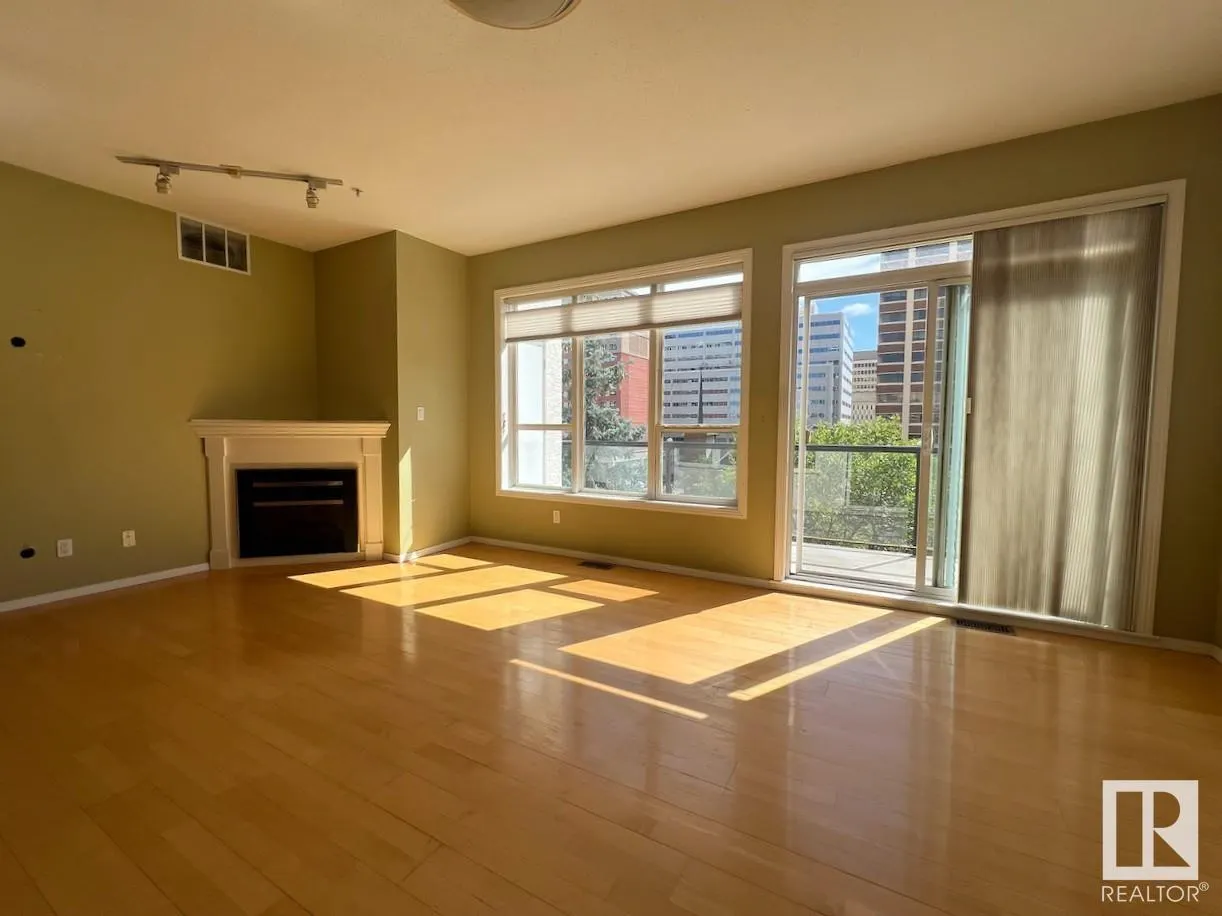 #532 10023 110 ST NW