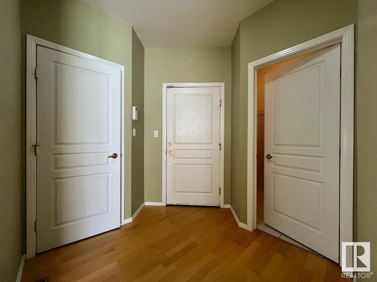 #532 10023 110 ST NW
