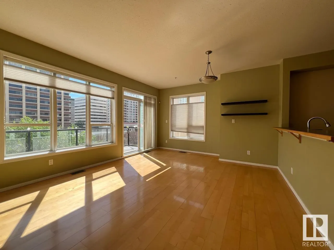#532 10023 110 ST NW