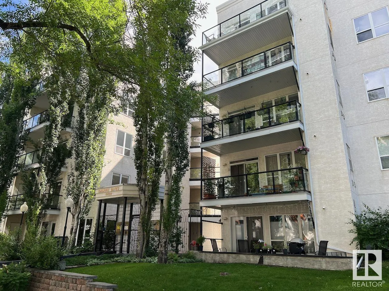 #532 10023 110 ST NW