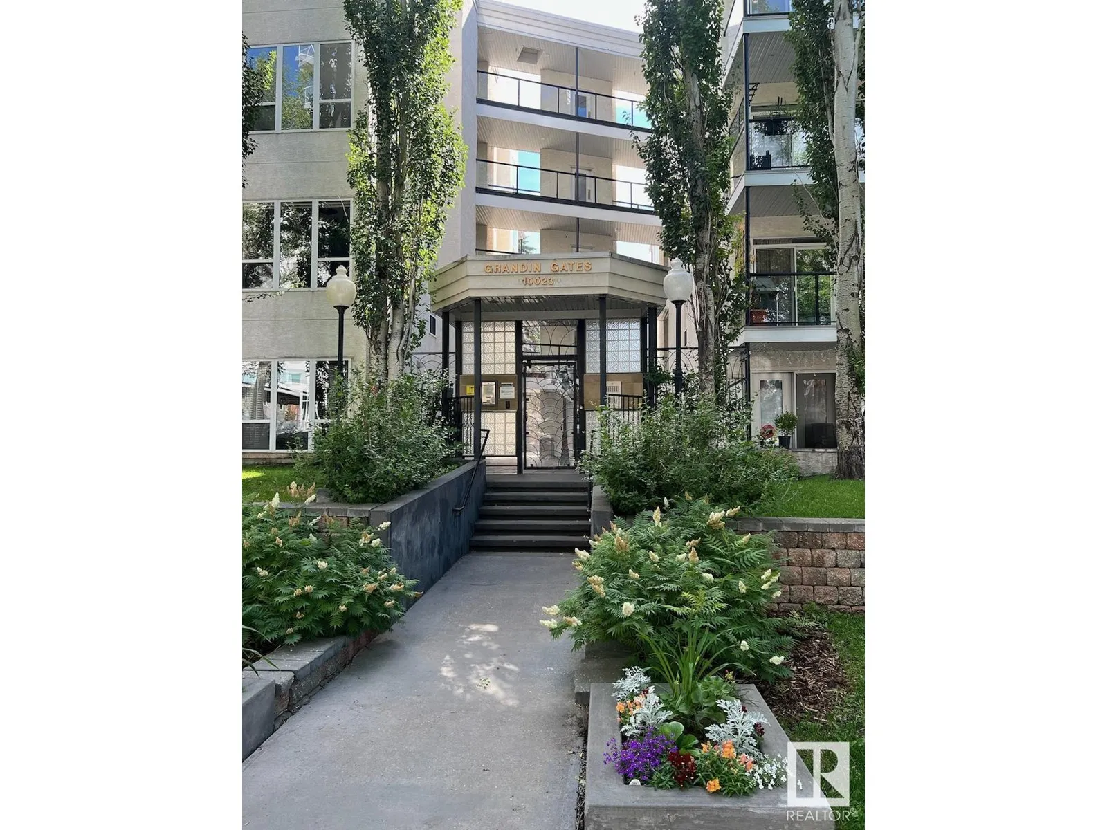 #532 10023 110 ST NW