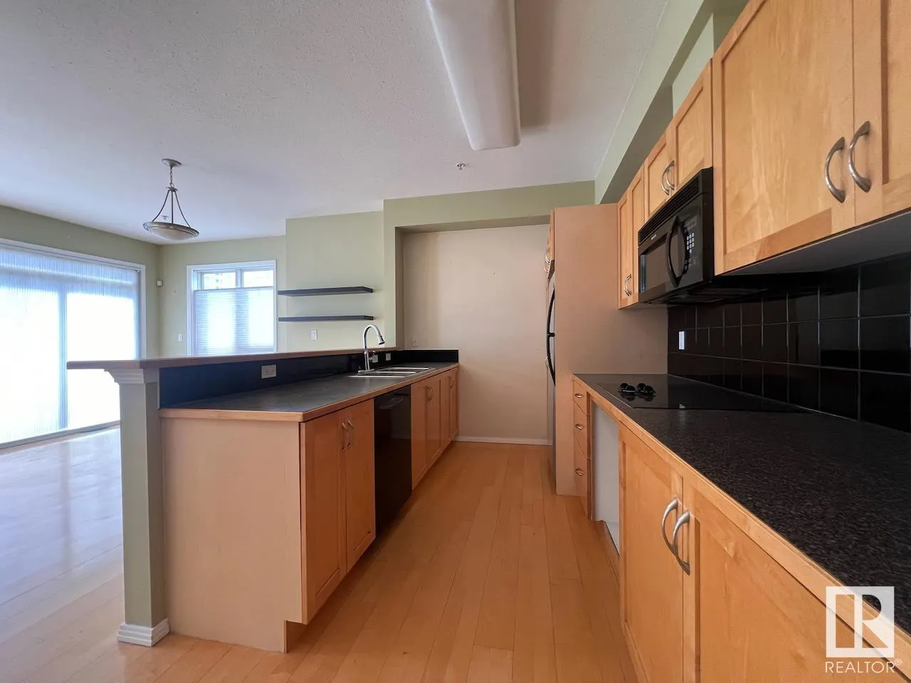 #532 10023 110 ST NW