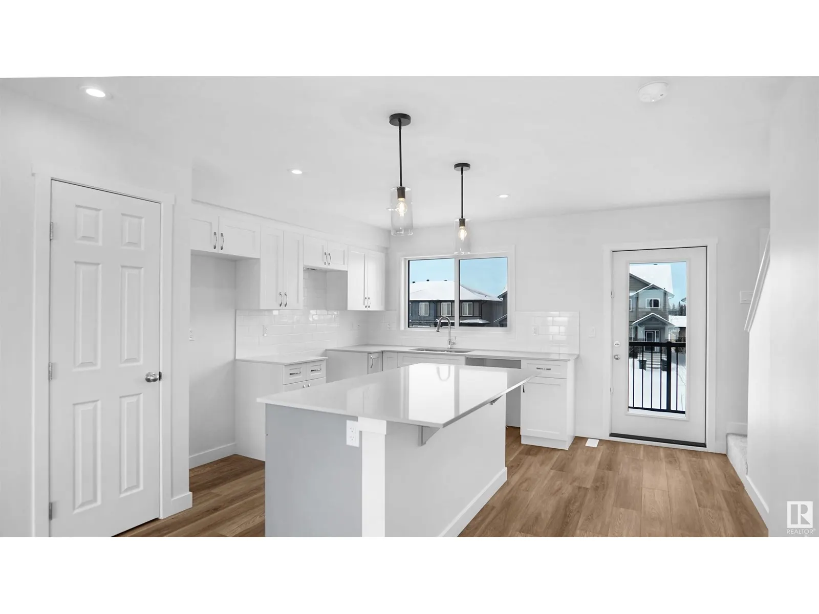 924 19 AV NW