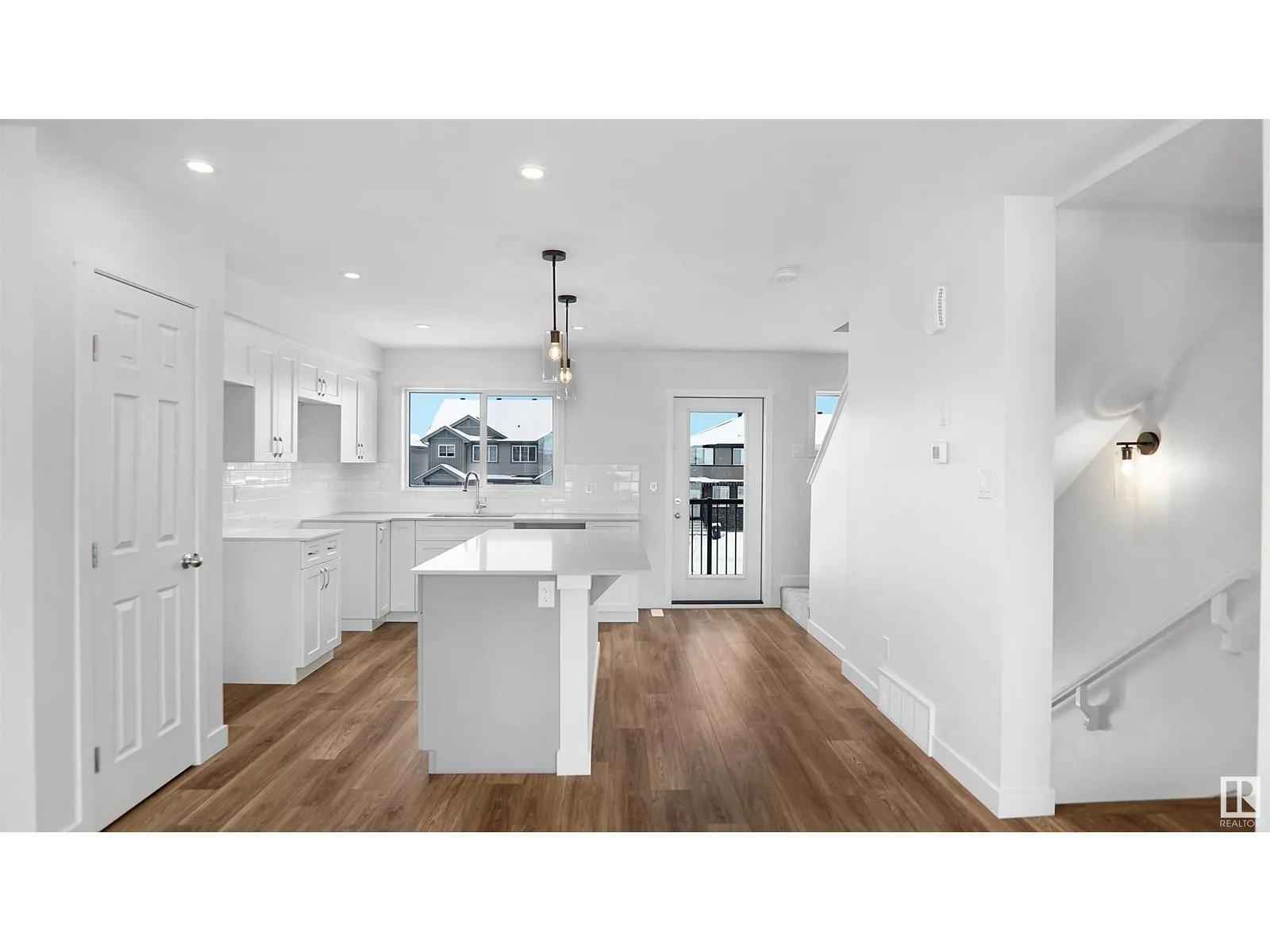 924 19 AV NW