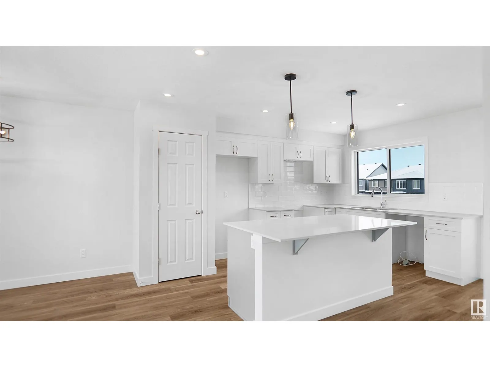 924 19 AV NW