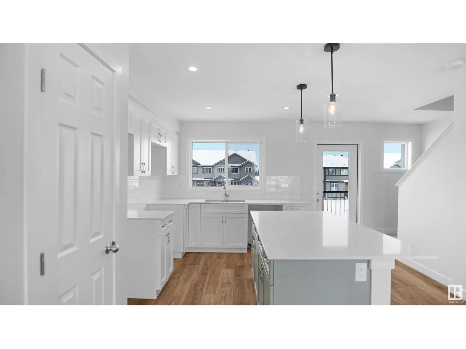 924 19 AV NW