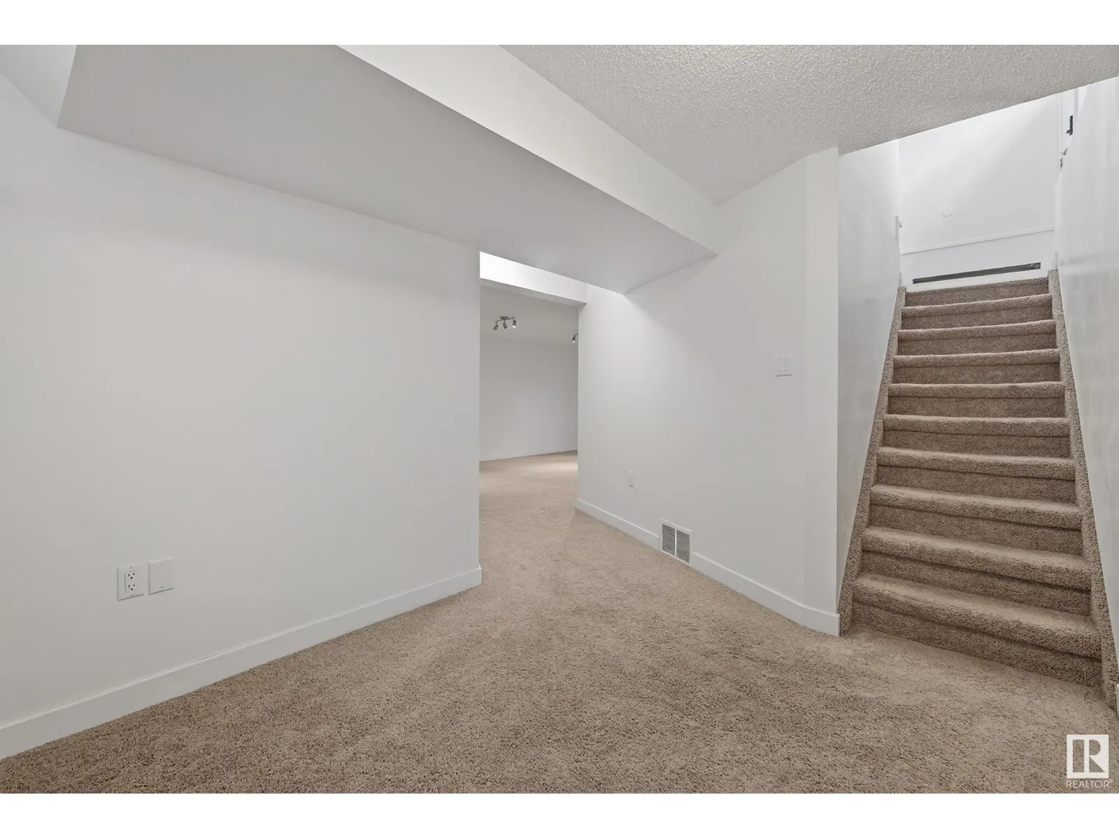9015 135A AV NW