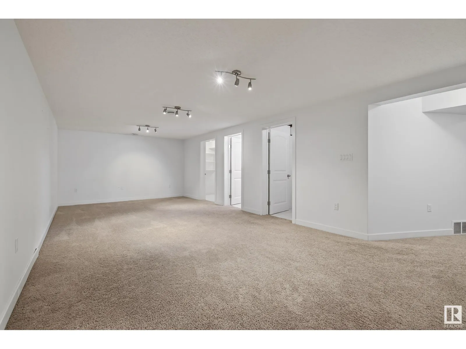 9015 135A AV NW