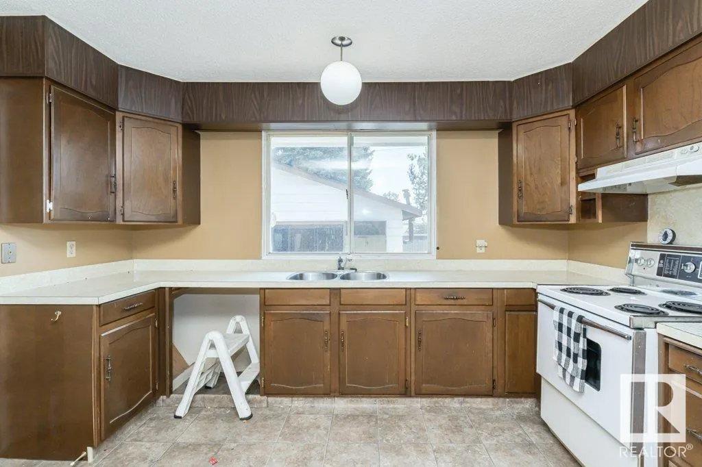 1036 MOYER DR