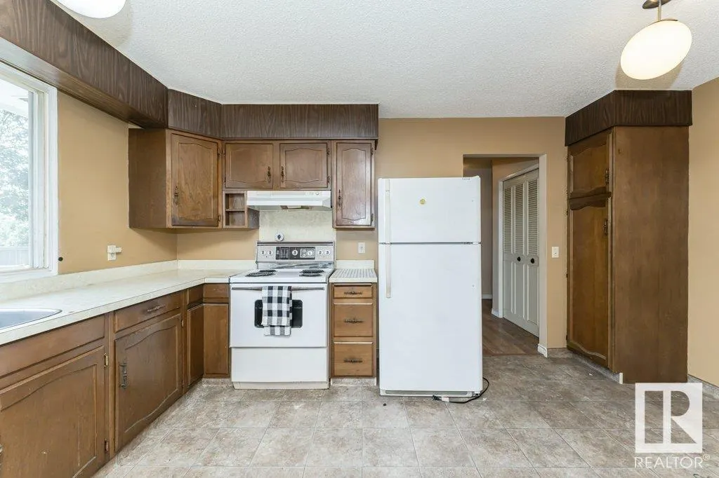 1036 MOYER DR