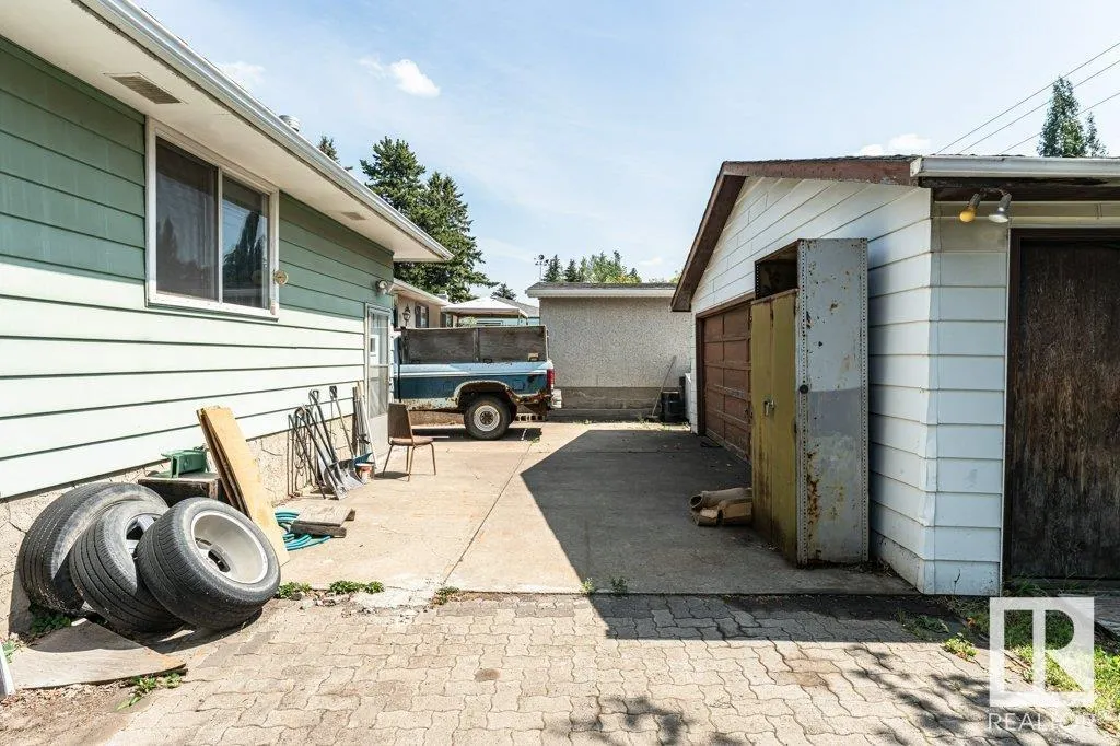 1036 MOYER DR