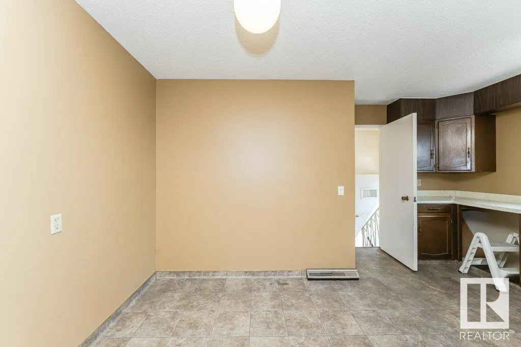 1036 MOYER DR