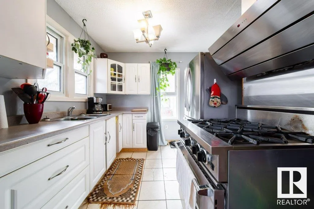 10417 85 AV NW
