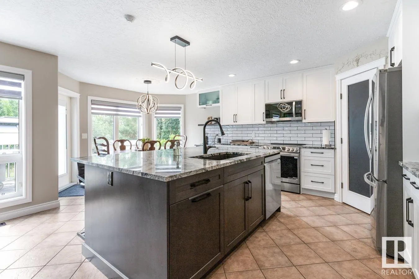 7 CREEKSIDE DR