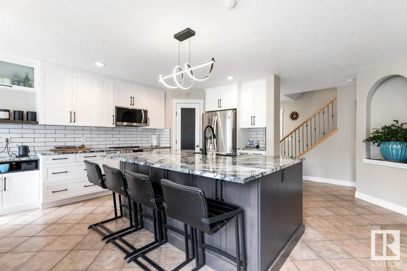 7 CREEKSIDE DR