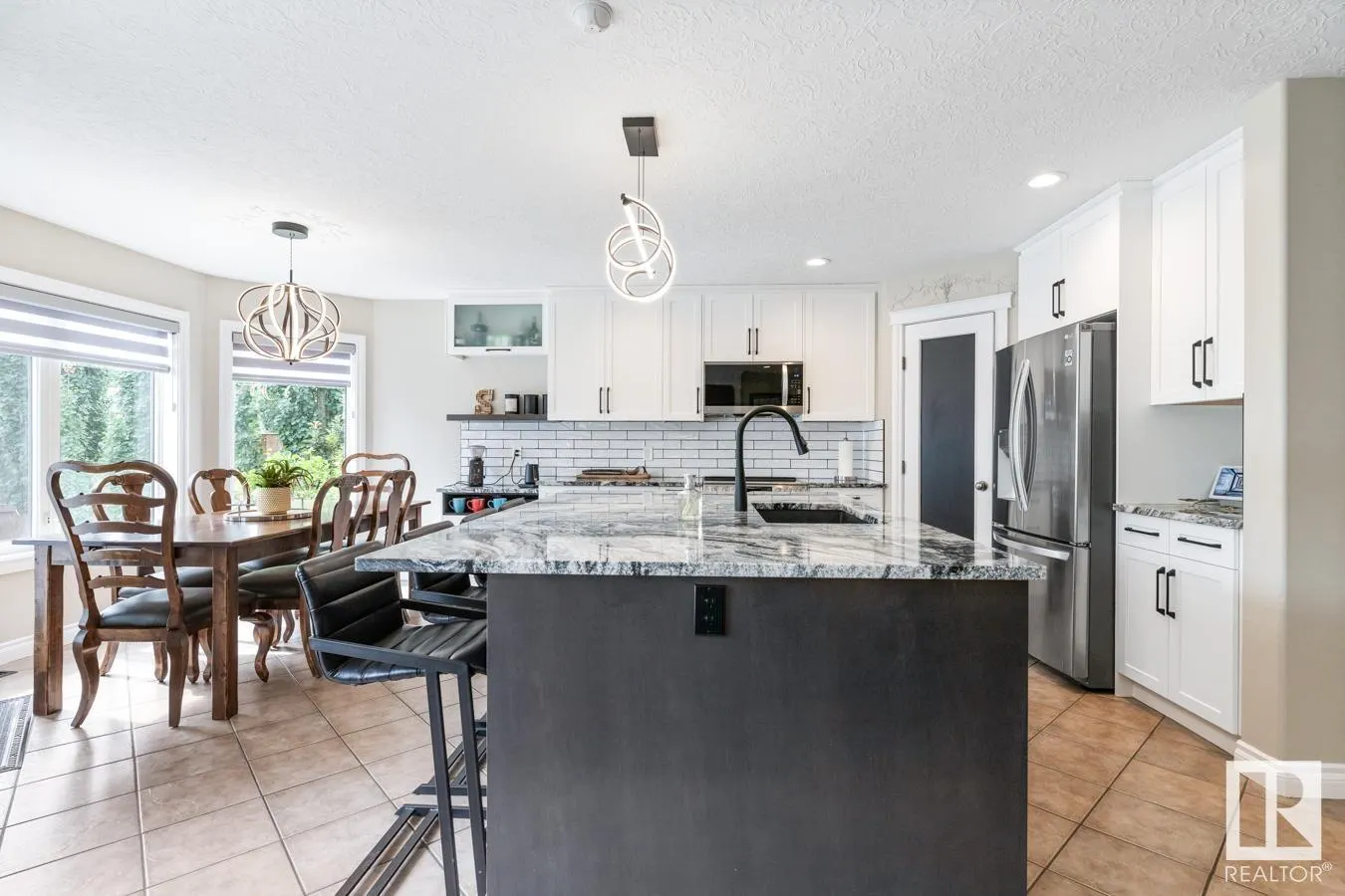 7 CREEKSIDE DR