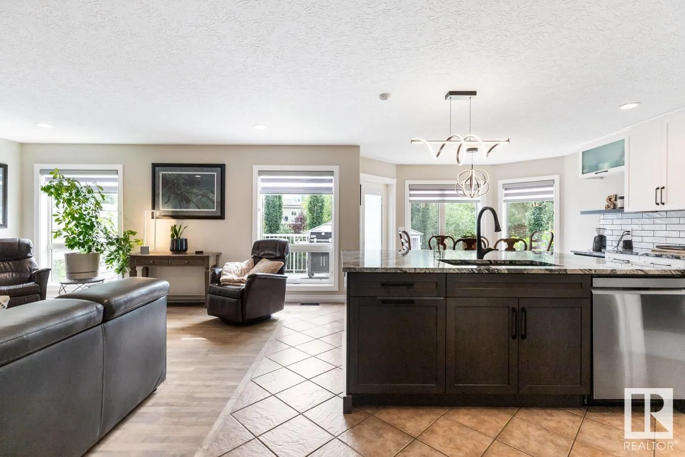 7 CREEKSIDE DR