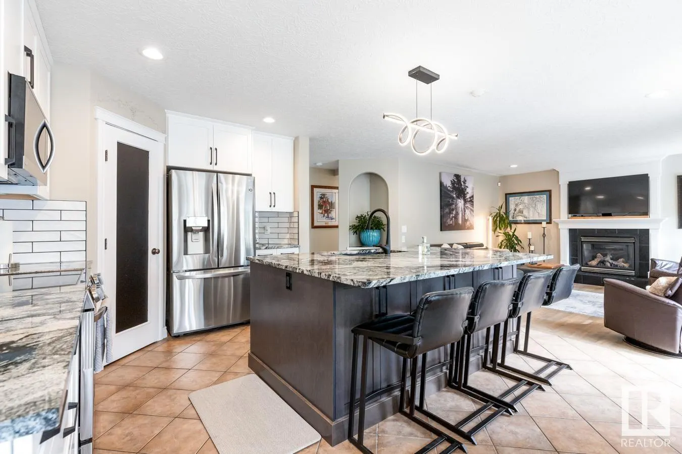 7 CREEKSIDE DR