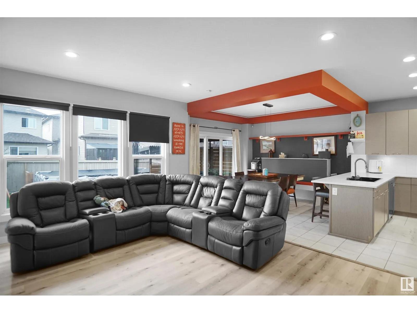 811 35 AV NW