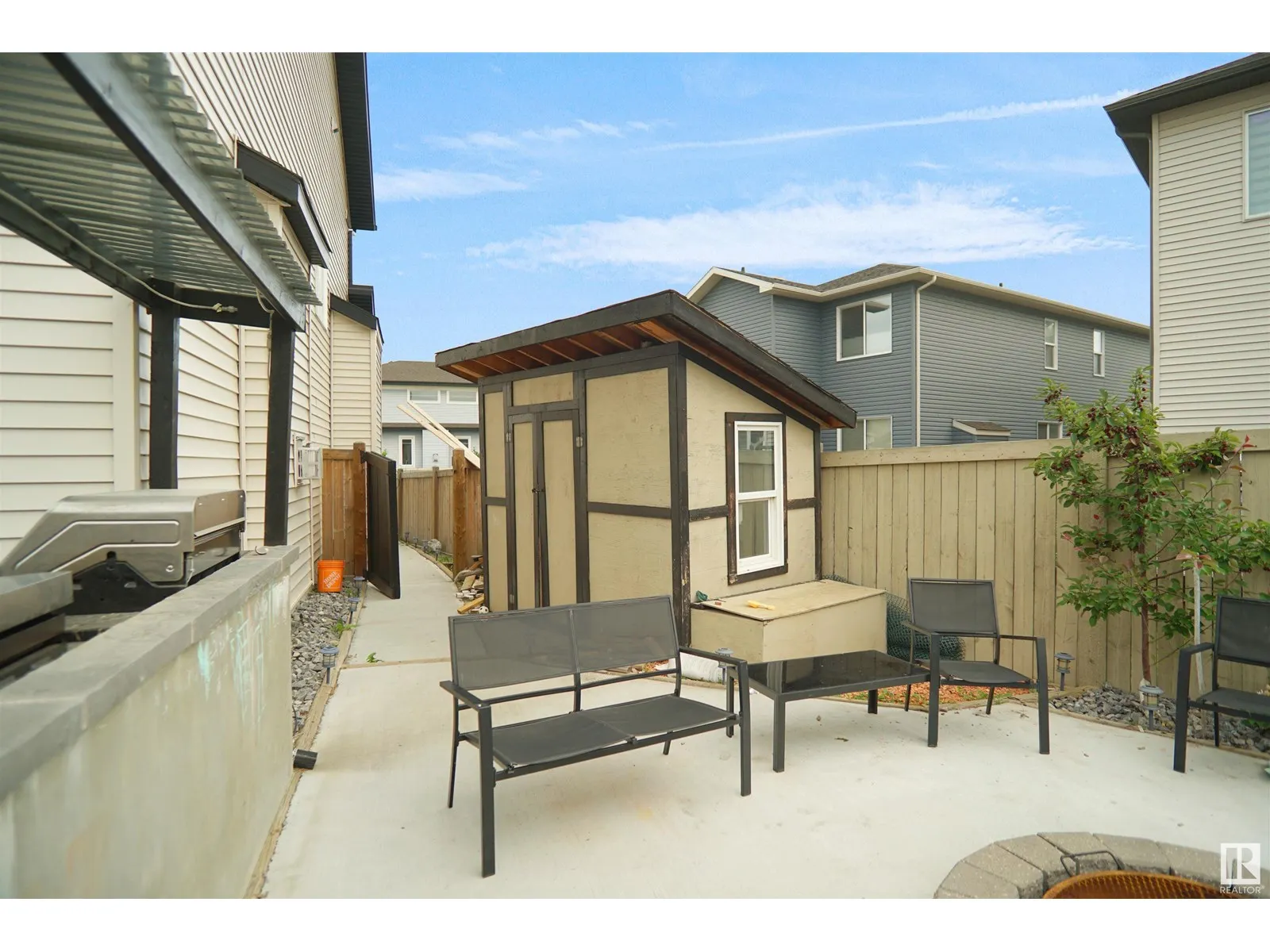 811 35 AV NW