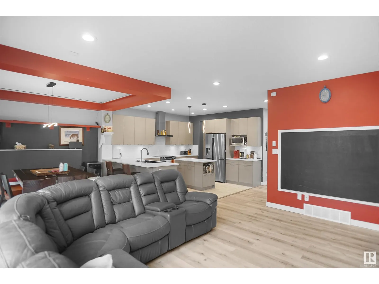 811 35 AV NW