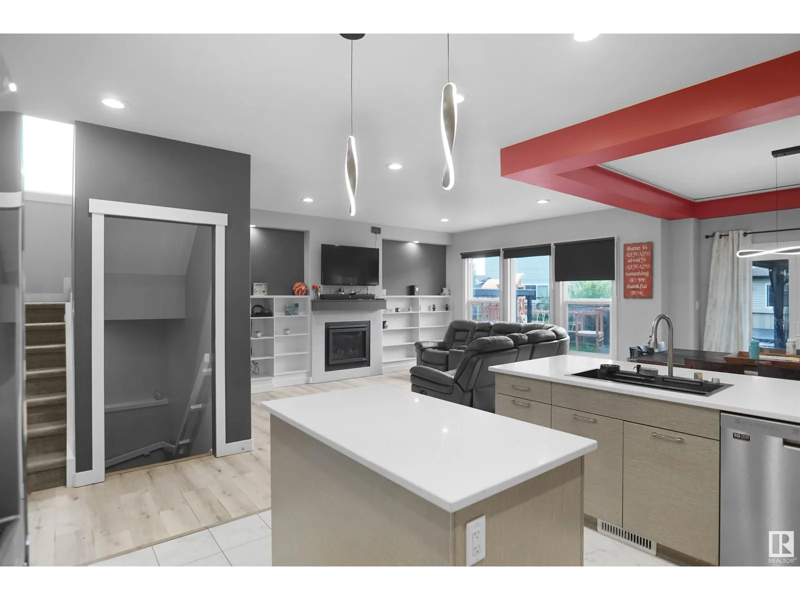 811 35 AV NW