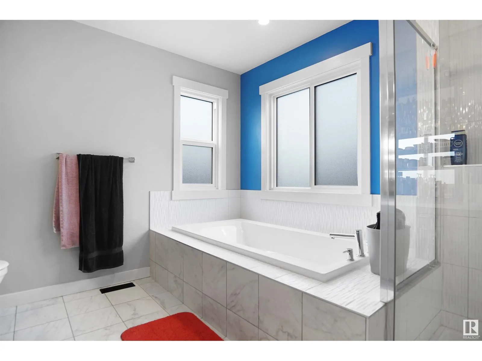 811 35 AV NW