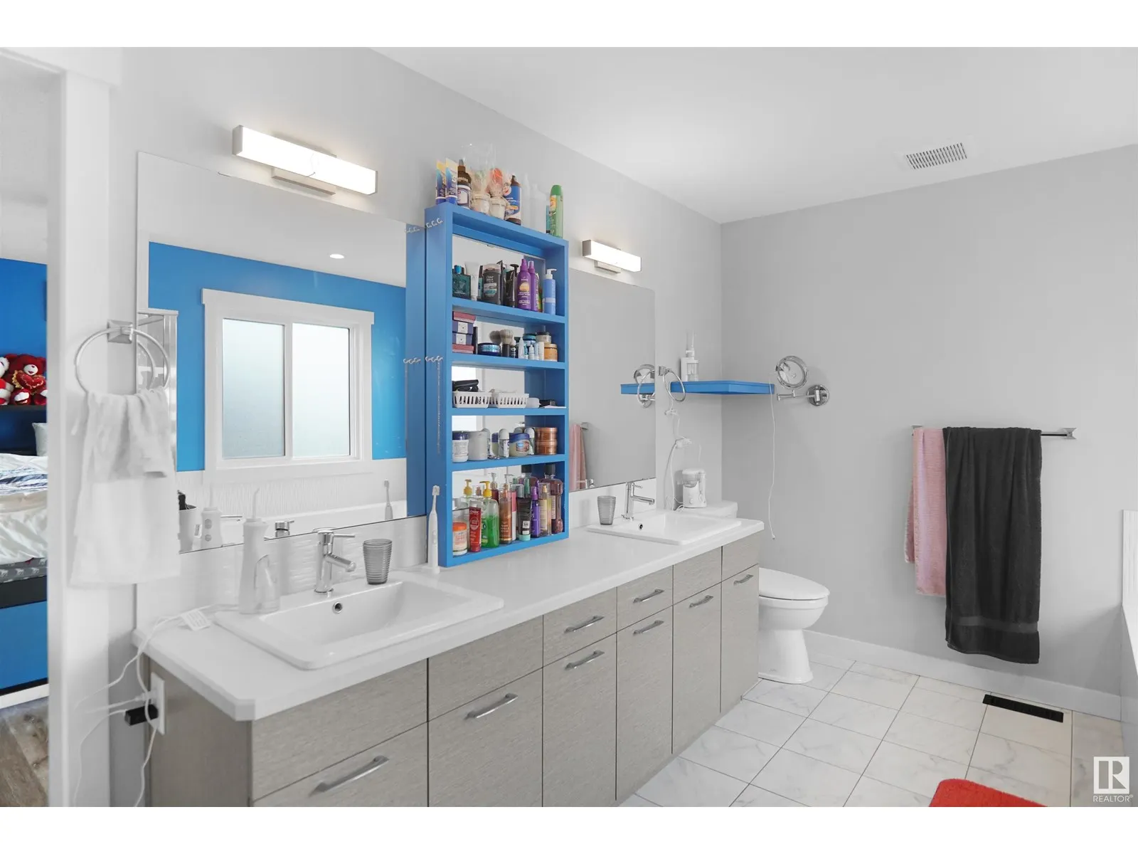 811 35 AV NW